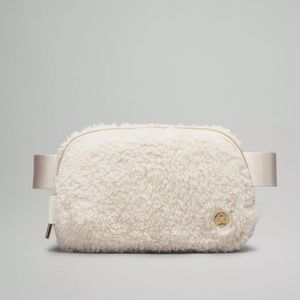 Lululemon Everywhere Belt Bag 1L Fleece-White Opal/Gold